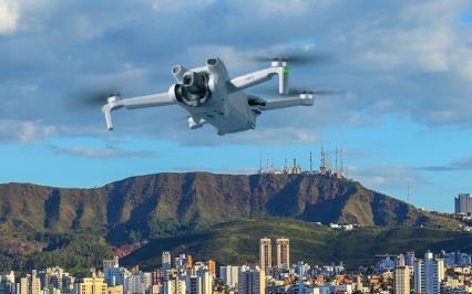 Drone em voo sobre área urbana