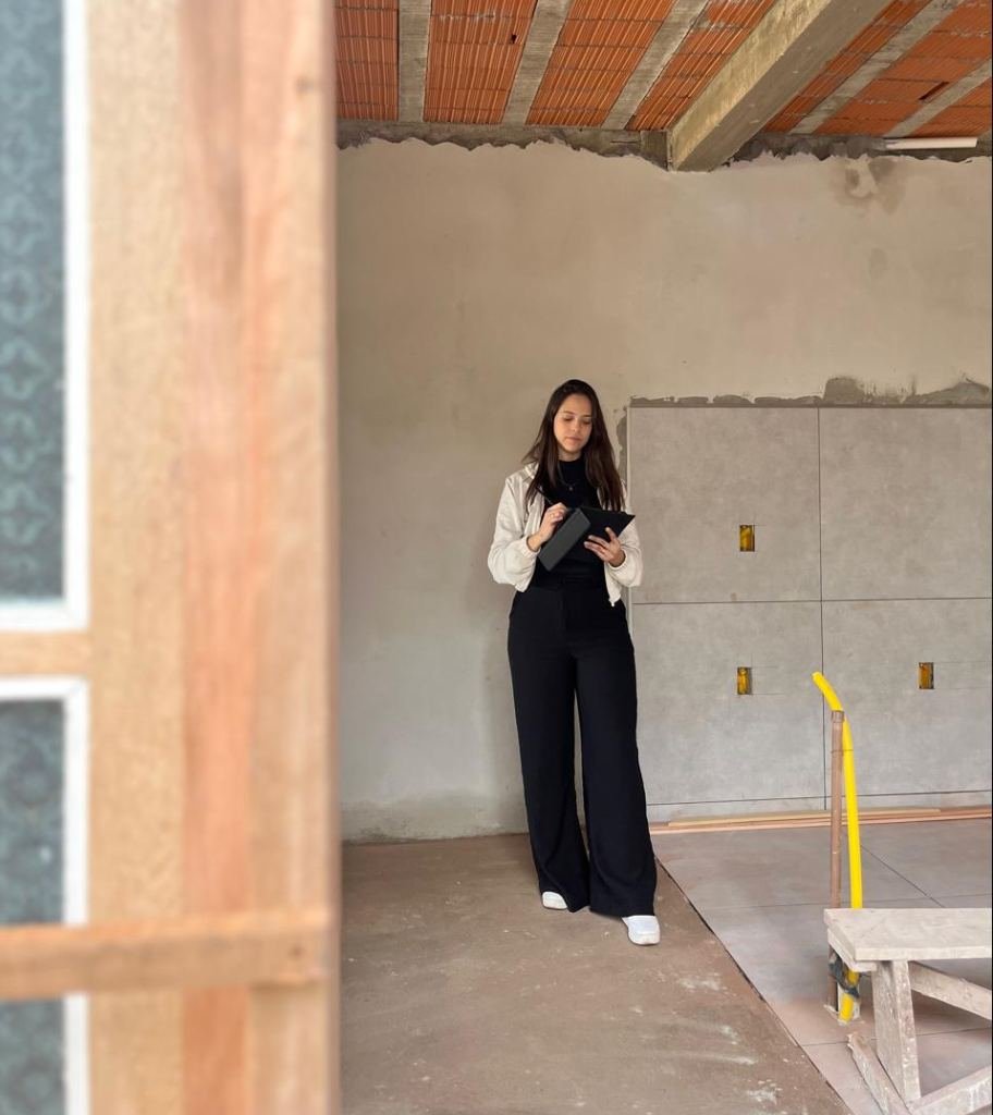 Engenheira Civil Katiuce da Silveira registrando a vistoria em imóvel em fase final de obra