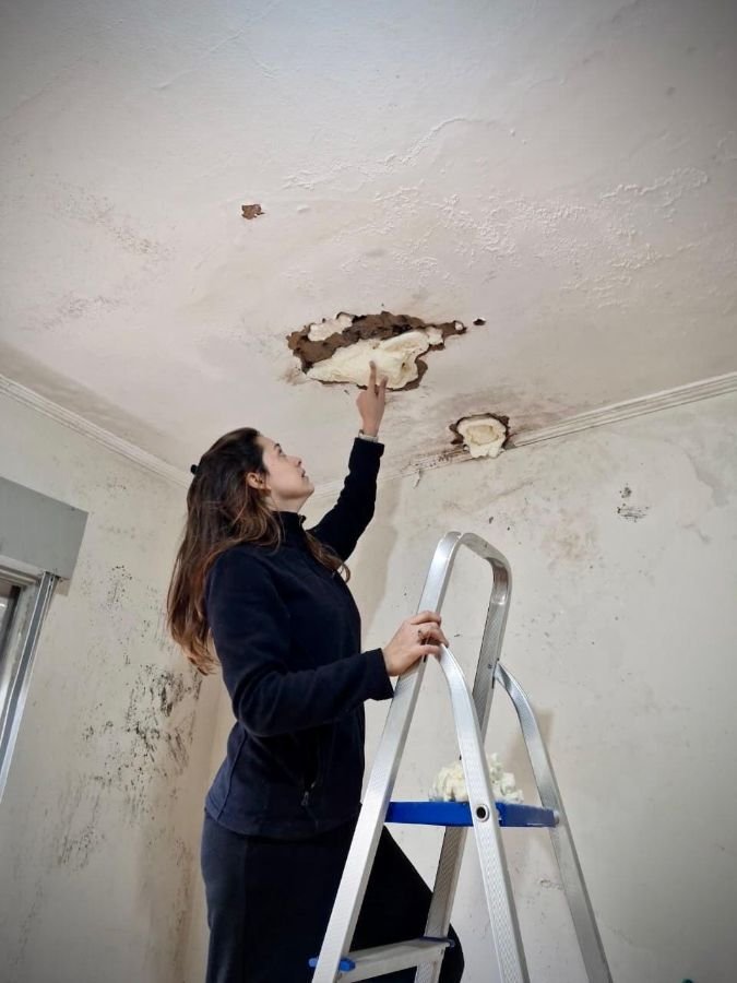 Engenheira Civil Katiuce da Silveira analisando forro durante vistoria