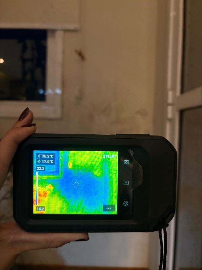 Câmera termográfica em uso durante vistoria