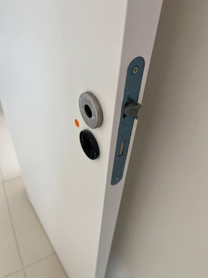 Fechadura sem acabamento e com folga na testa da porta.